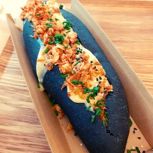 Délicieux Hot-dog B-cheese avec fromage fondu et oignons crispy at Veganissim in Paris