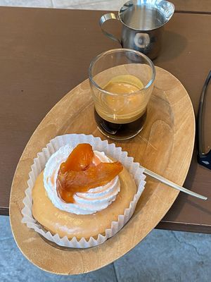 Seasonal menu: Peach Vanilla donut at O.verte Donuts 오베흐트 도넛 in Seoul