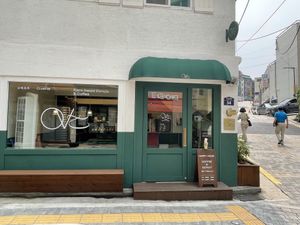 Cute exterior  at O.verte Donuts 오베흐트 도넛 in Seoul