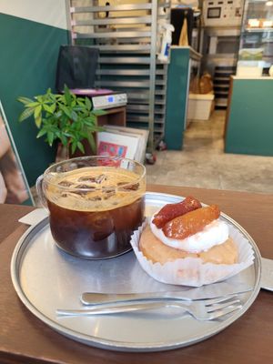 Summer special with peach 🍑 at O.verte Donuts 오베흐트 도넛 in Seoul