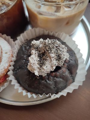 Black sesame donut #Veganuary at O.verte Donuts 오베흐트 도넛 in Seoul