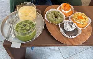 left side: tea (forgot what flavor), juju matcha
right, clockwise from top: peach and vanilla cream, apricot pistachio,  black sesame, matcha crumble at O.verte Donuts 오베흐트 도넛 in Seoul