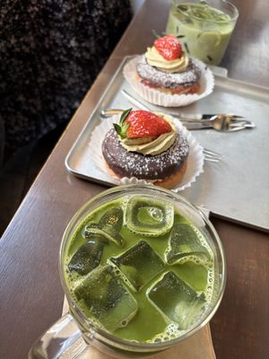Matcha Latte mit Hafermilch und veganer Erdbeer-Pistazien Donut. Beides sehr lecker und absolut zu empfehlen !  at O.verte Donuts 오베흐트 도넛 in Seoul