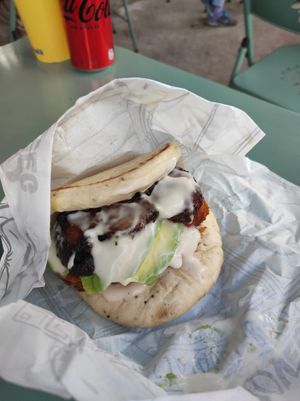 Un bao con tofu, palta, plátano frito y veganesa at Taoveg in Santiago