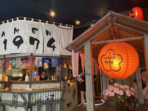 Tolles Ambiente direkt auf der Szene-Meile in Dresden.  at Ramen 1974 - Prager Straße in Dresden