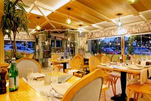 To ALPINO άνοιξε τις πόρτες του το 1973 στην πόλη της Άθηνας και ειδικότερα στην Περιοχή του Παλαίου Φαλή at Alpino in Paleo Faliro