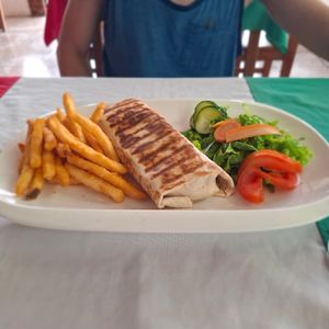 Burrito, fourré aux légumes et sauce haricots rouges at Italian Carolina in Puerto Jimenez