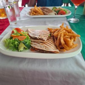 Quesadillas, aux légumes et sauce haricots rouges at Italian Carolina in Puerto Jimenez