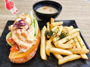 𝘼𝙣𝙙𝙖𝙡𝙪𝙨𝙞𝙖𝙣 𝙏𝙖𝙧𝙩𝙖𝙧 𝙇𝙤𝙗'𝙎𝙩𝙖𝙧 𝘾𝙝𝙪𝙣𝙠𝙨 𝙤𝙣 𝙎𝙤𝙪𝙧𝙙𝙤𝙪𝙜𝙝 𝙏𝙤𝙖 at Greendot 绿一点 - Jurong Point 1 in West Singapore