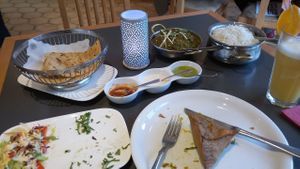 Samosa, Chapati Brot, Spinat mit Kichererbsen at Swadishta - Lützowstr in Berlin