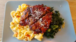Cheezy mac n ribs at Vibes in Dorchester