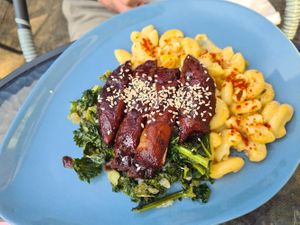 Cheesy (vegan) mac and ribs (portobello mushroom) at Vibes in Dorchester