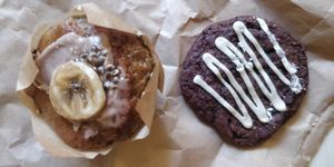 Muffin and chocolate ginger cookie at Kynd in Edinburgh