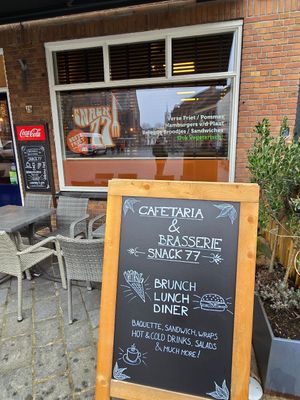 'Vegetarisch' mentioned on window at Snack 77 in Goes