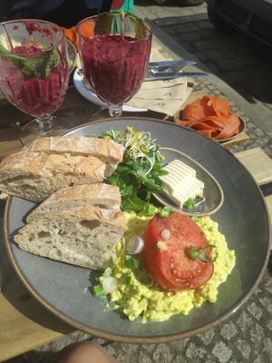 SCRAMBLED VEGG with vegan "salmon" (lax) at Mana Food - Moabit in Berlin