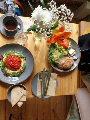 Shakshuka (Links) Scrambled Vegg (rechts) at Mana Food - Moabit in Berlin