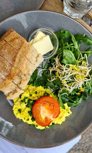 Vegan scrambled eggs 🌱👍 at Mana Food - Moabit in Berlin