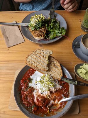Carrot/Tahin-Stulle & Shakshuka at Mana Food - Moabit in Berlin