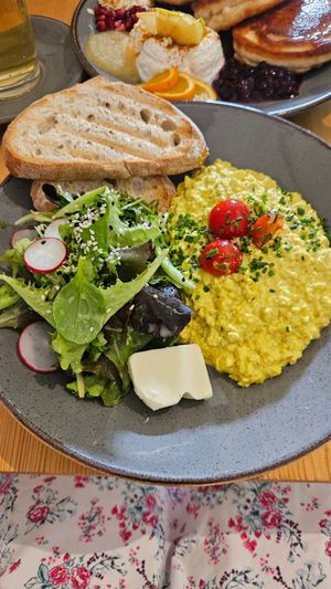 Scrambled Vegg (Rührtofu) mit Sauerteigbrot + Salatbeilage at Mana Food - Moabit in Berlin