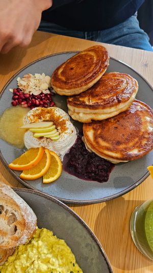 Pancakes mit Cashewcreme & Chai Sirup at Mana Food - Moabit in Berlin