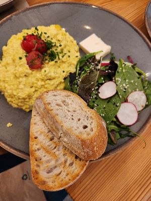 Vegg scramble with bread and salad at Mana Food - Moabit in Berlin