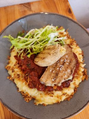 Kohlrabi cutlets on garlic mashed potatoes with marinara sauce at Mana Food - Moabit in Berlin