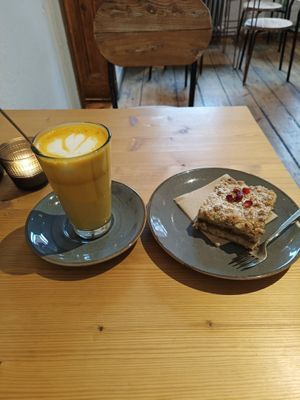 Turmeric latte & Rhabarberkuchen at Mana Food - Moabit in Berlin