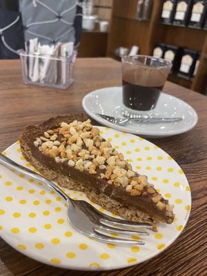 Hele vriendelijke dame die enthousiast alles uitlegt. Erg lekker, natuurlijk. De chocomelk is een oud recept met veel kruiden. Yammie..  at Vizio Virtu Cioccolateria in Venice