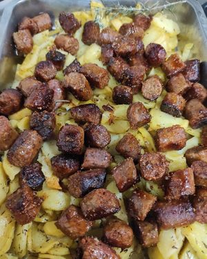 Salchichas al vino blanco con cama de patatas al horno at Saboro Comida Consciente in Castellon De La Plana