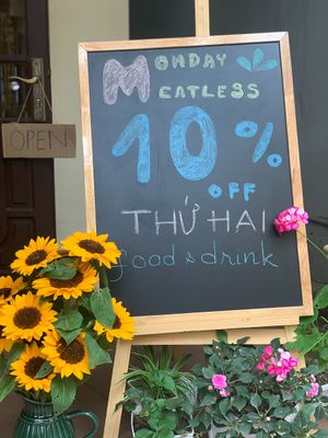 10% discount for food and drink bills every Monday  at Earth Cafe in Dong Hoi
