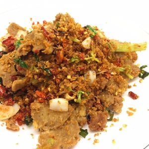 Deep-fried vegetarian chicken sautéed with crispy garlic and chili at Ah Sin Vegetarian in Kowloon