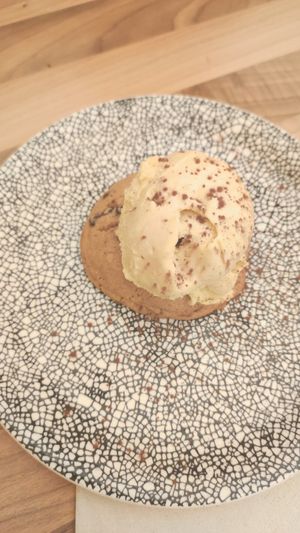 Galleta vegana con helado vegano at Okashi Sanda in Madrid