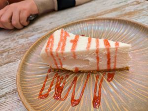 Vegan cheesecake at Okashi Sanda in Madrid