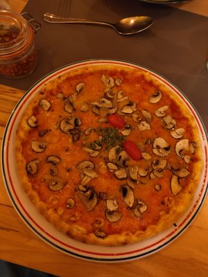 Vegane Pizza fungi at La Brocca in Homburg
