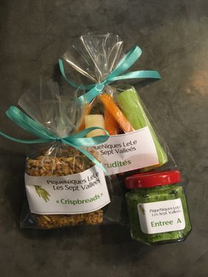 Our takeaway starter - home-made crispbread, fresh pesto and crudites at Farmhouse Picnics in Saint-georges