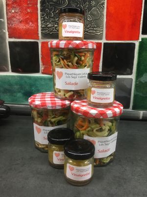 Fresh takeaway salads with home-made vinagrettes at Farmhouse Picnics in Saint-georges