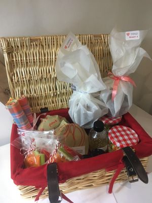 Picnic hampers can be delivered to your room at Farmhouse France in Saint-georges