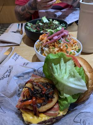 Burger Fiancé ,  petite frite de kimchi et salade Césars  #Veganuary at Burger Fiancé in Montreal