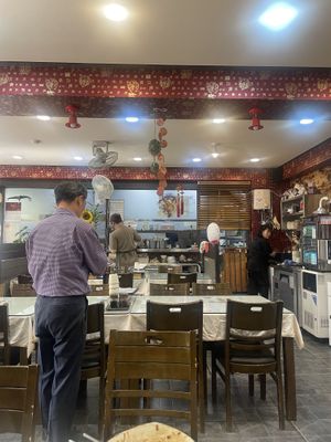 Hall view  at Hwang-Geumlyong 황금룡 in Seoul