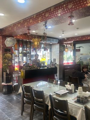 Entrance & hall view  at Hwang-Geumlyong 황금룡 in Seoul