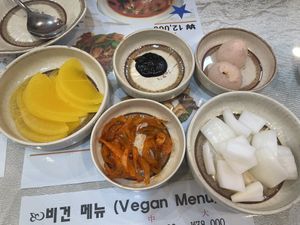 Side dish setting.   at Hwang-Geumlyong 황금룡 in Seoul