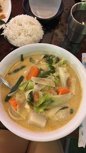 Vegan yellow curry w/tofu 🍛   at Olay's Thai Lao Cuisine in Honolulu