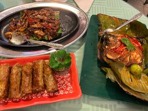 Top left - sizzling black pepper “beef” 
Bottom left - beancurd rolls
Right - Thai Banana leaf “fish”

Comes with steamed rice.

All delicious! Lovely service too😄 at Popular Vegetarian Restaurant in Kuching