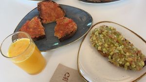 Las tostadas de aguacate pedirlas sin queso. Están buenísimas, mucho más ricas de la pinta que tienen en la foto! Las tostadas de al lado son de tomate y aceite de oliva, muy bu at ONest in Vitoria Gasteiz