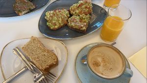 La cafetería es super bonita y acogedora. El tratos es inmejorable. El café buenísimo, las tostadas de aguacate (pedirlas sin queso) buenísisimas y el bizcocho vegano inmejorab at ONest in Vitoria Gasteiz