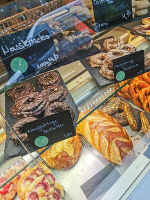 Eine große Auswahl an veganem Gebäck. at Bäckerei Wiens in Cologne