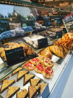 Eine große Auswahl an veganem Gebäck. at Bäckerei Wiens in Cologne