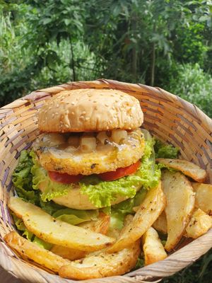 Chickpea burger with pineapple chutney at Omampitú in Florianopolis