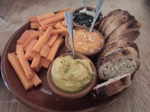 Plate of 3 different hummus at El Templo de Byggvir in Navacerrada