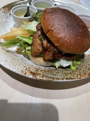 Vegan burger Jyu Jyu version at Vegan Bistro Jangara in Tokyo